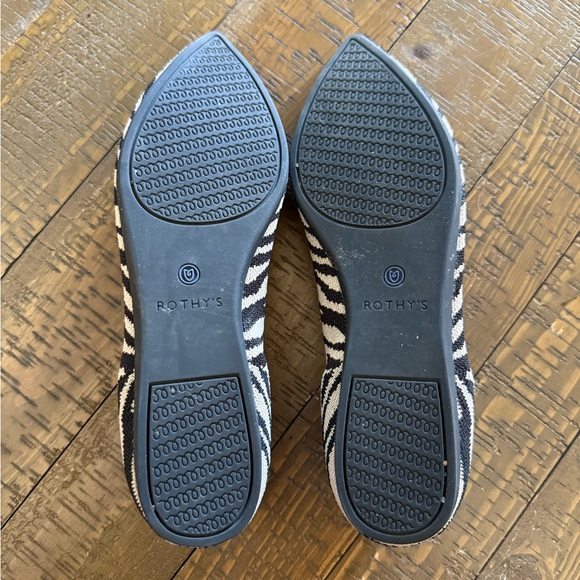 Women Rothy’s The Point Texture Zebra Print Slip-On Flat Black White Size 7.5 - Picture 2 of 3